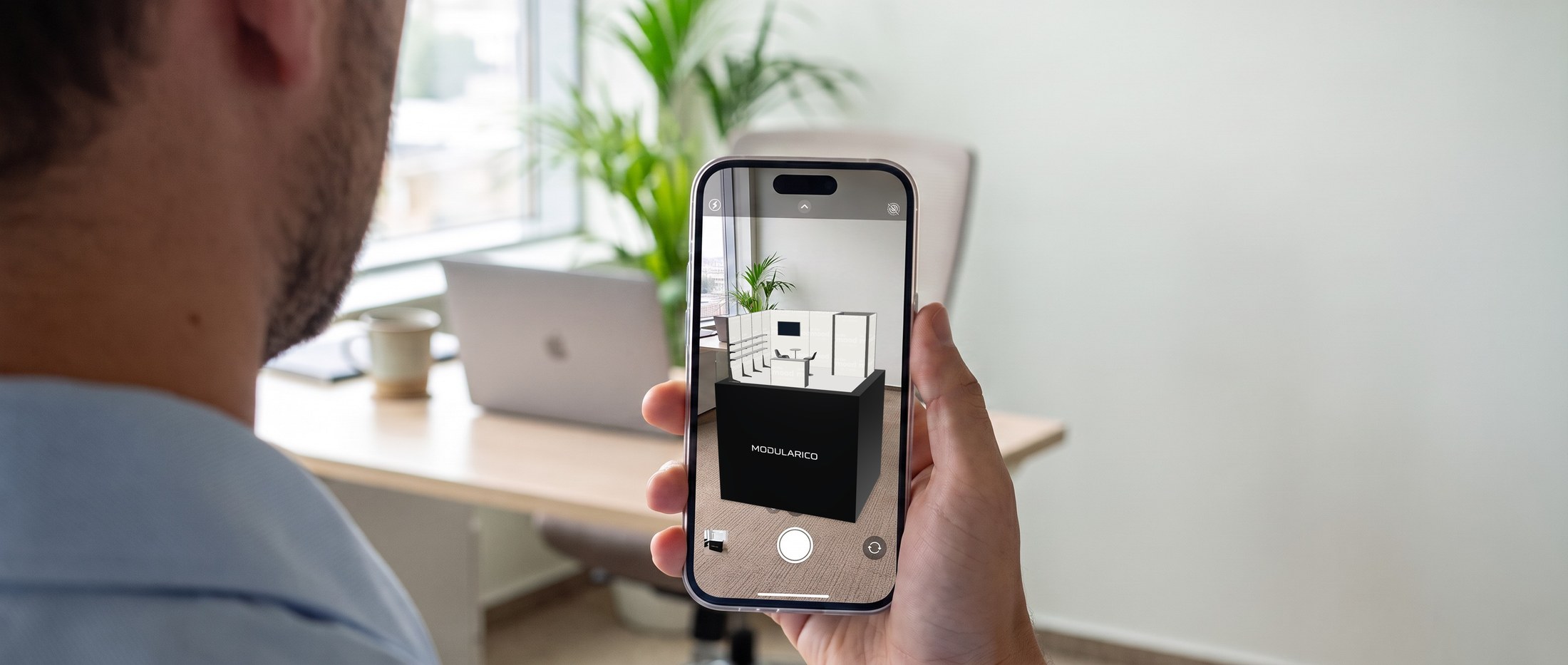 Makieta tego stoiska widziana przez telefon w biurze