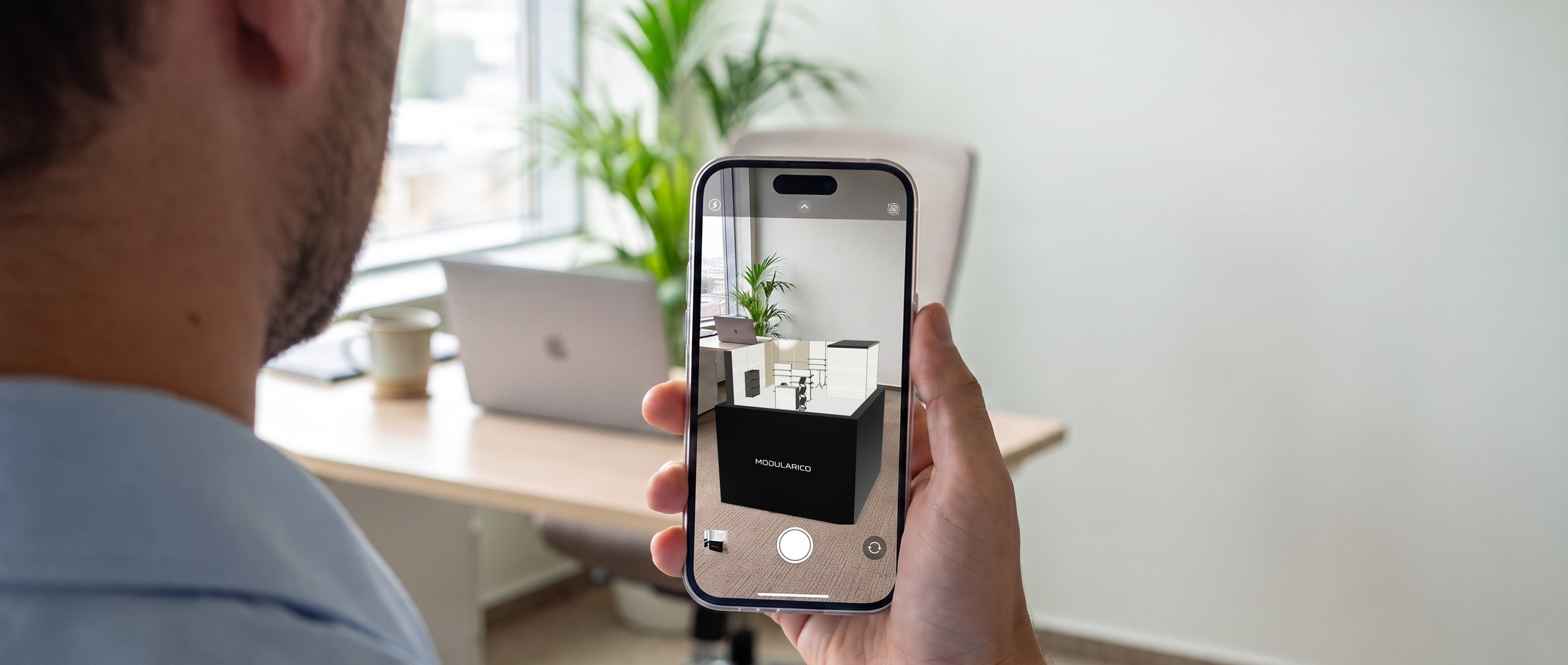Makieta tego stoiska widziana przez telefon w biurze