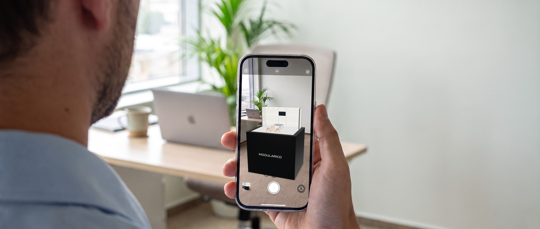 Makieta tego stoiska widziana przez telefon w biurze