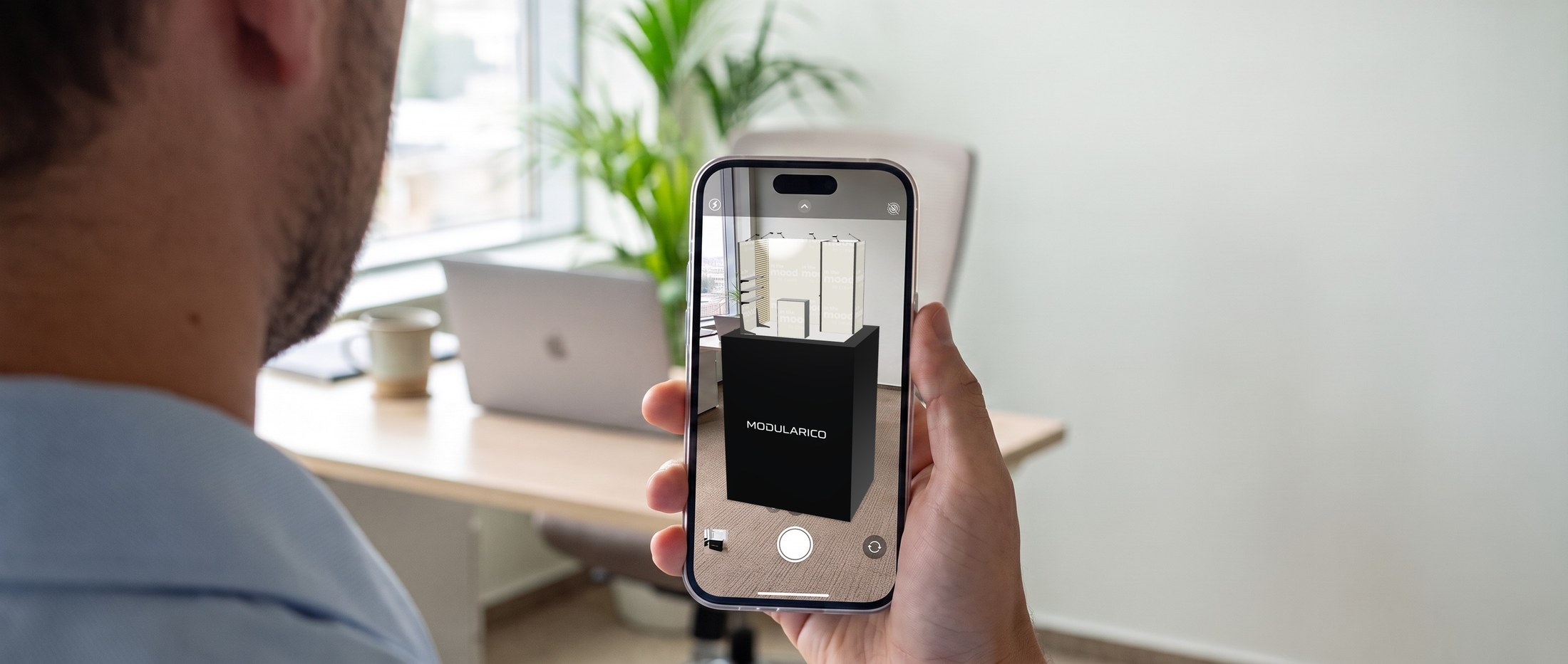Makieta tego stoiska widziana przez telefon w biurze