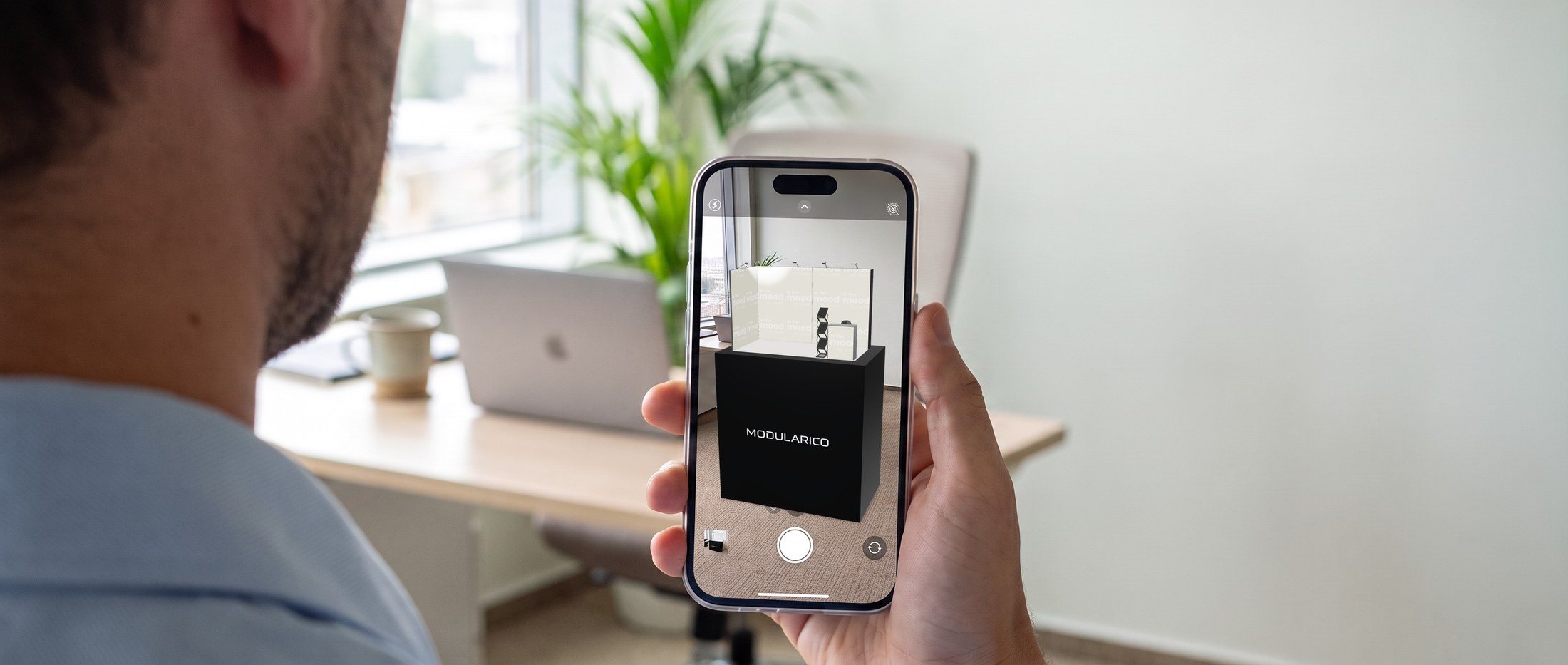 Makieta tego stoiska widziana przez telefon w biurze