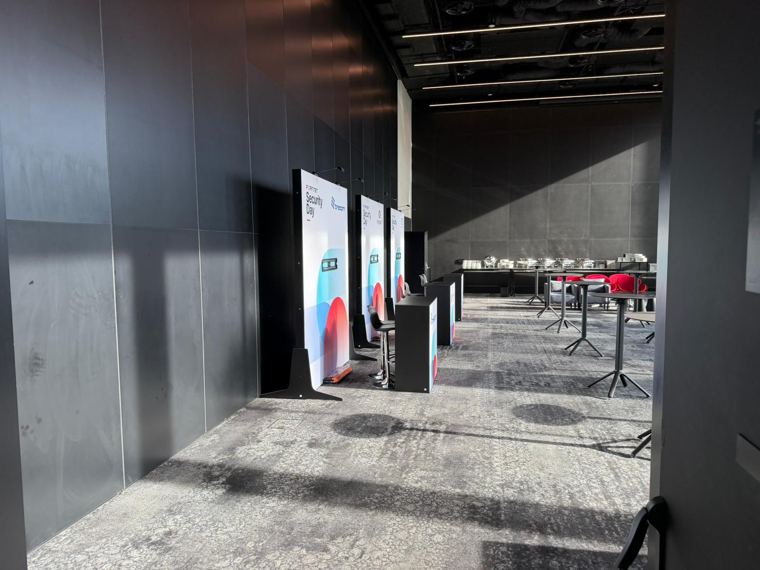 Rząd stoisk konferencyjnych z ladami, Fortinet Security Day