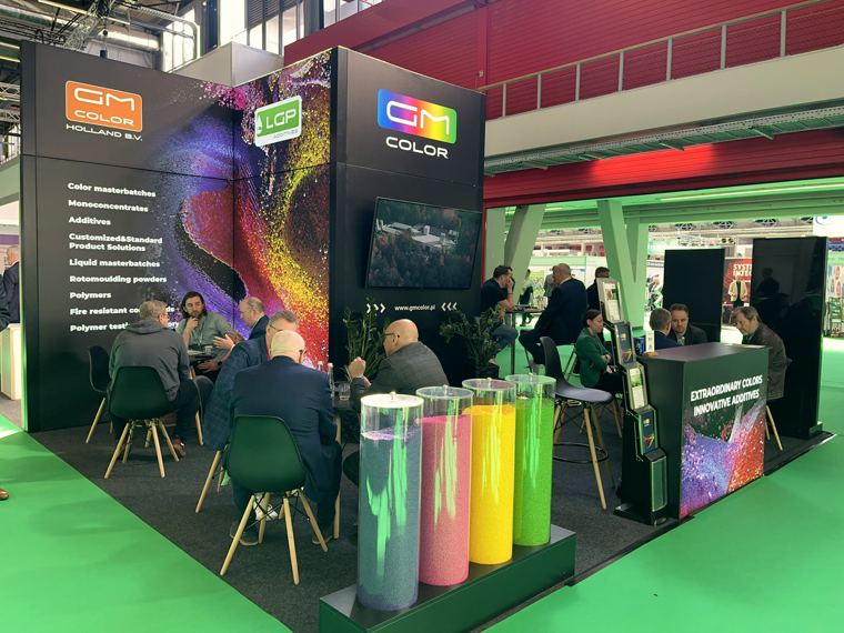 Stoisko GM Color na targach, ekspozycja barwników w podświetlanych tubach