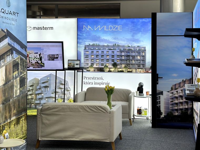 Stoisko Masterm z wizualizacjami inwestycji i strefą wypoczynku