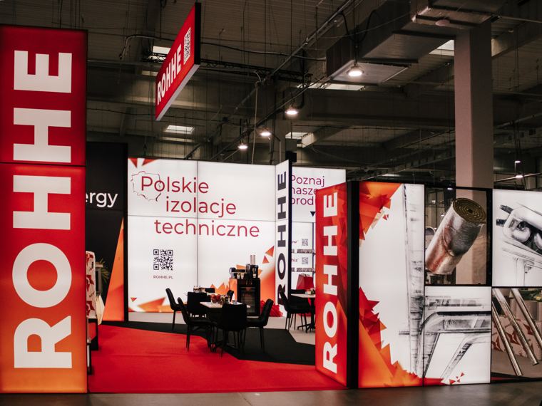 Stoisko ROHHE z alejki targowej, podświetlane pylony i ściana produktowa