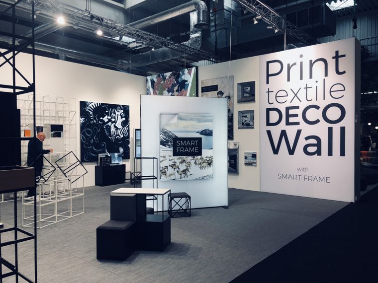 Stoisko Smart Frame z tapetą Deco Wall