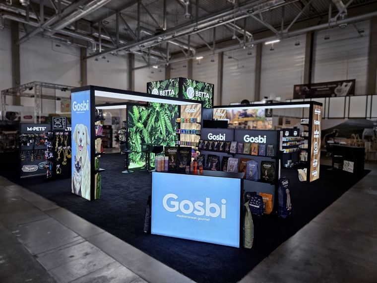 Wyspa 40 m² Gosbi z regałami ekspozycyjnymi i podświetlanymi ścianami