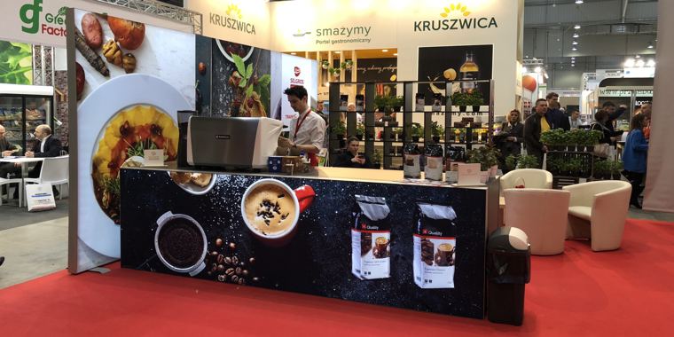 Stoisko spożywcze Kruszwica z ladą degustacyjną i fotelami