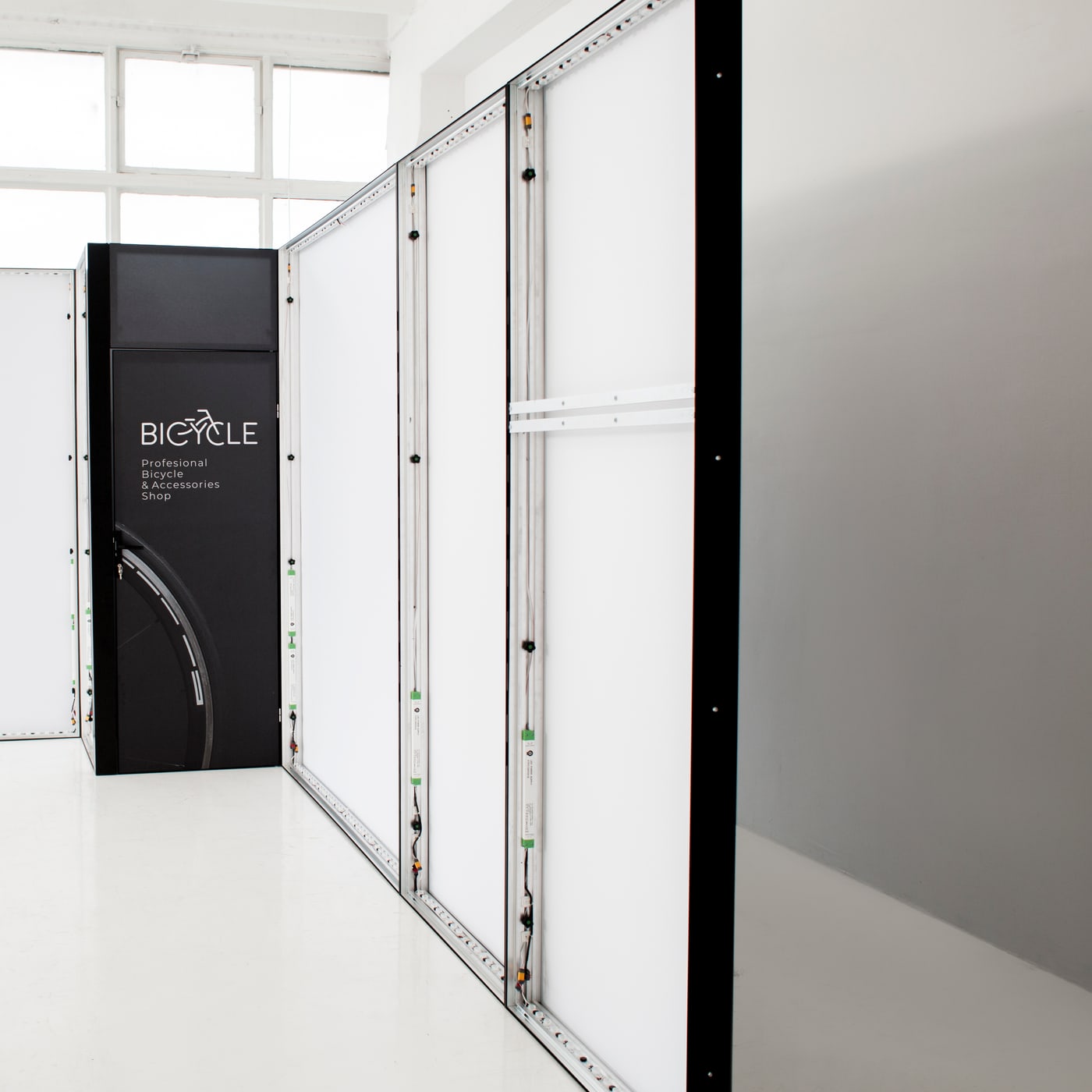 Ściany systemu M100 od tyłu: aluminiowe ramy z modułami LED