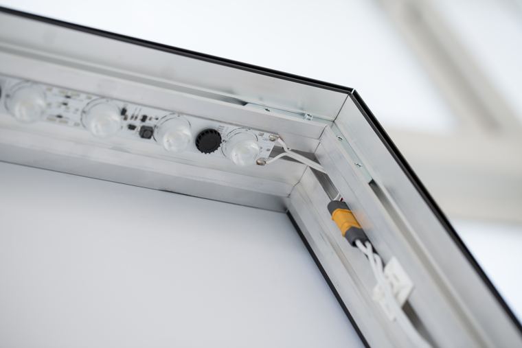 Narożnik ramy M100 LED od środka: moduły LED i przewód zasilający