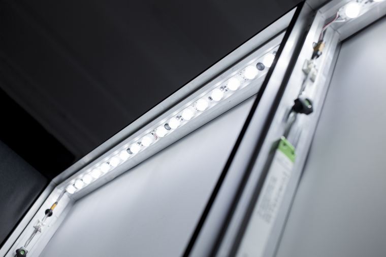 Listwa LED w profilu M100 od środka ściany